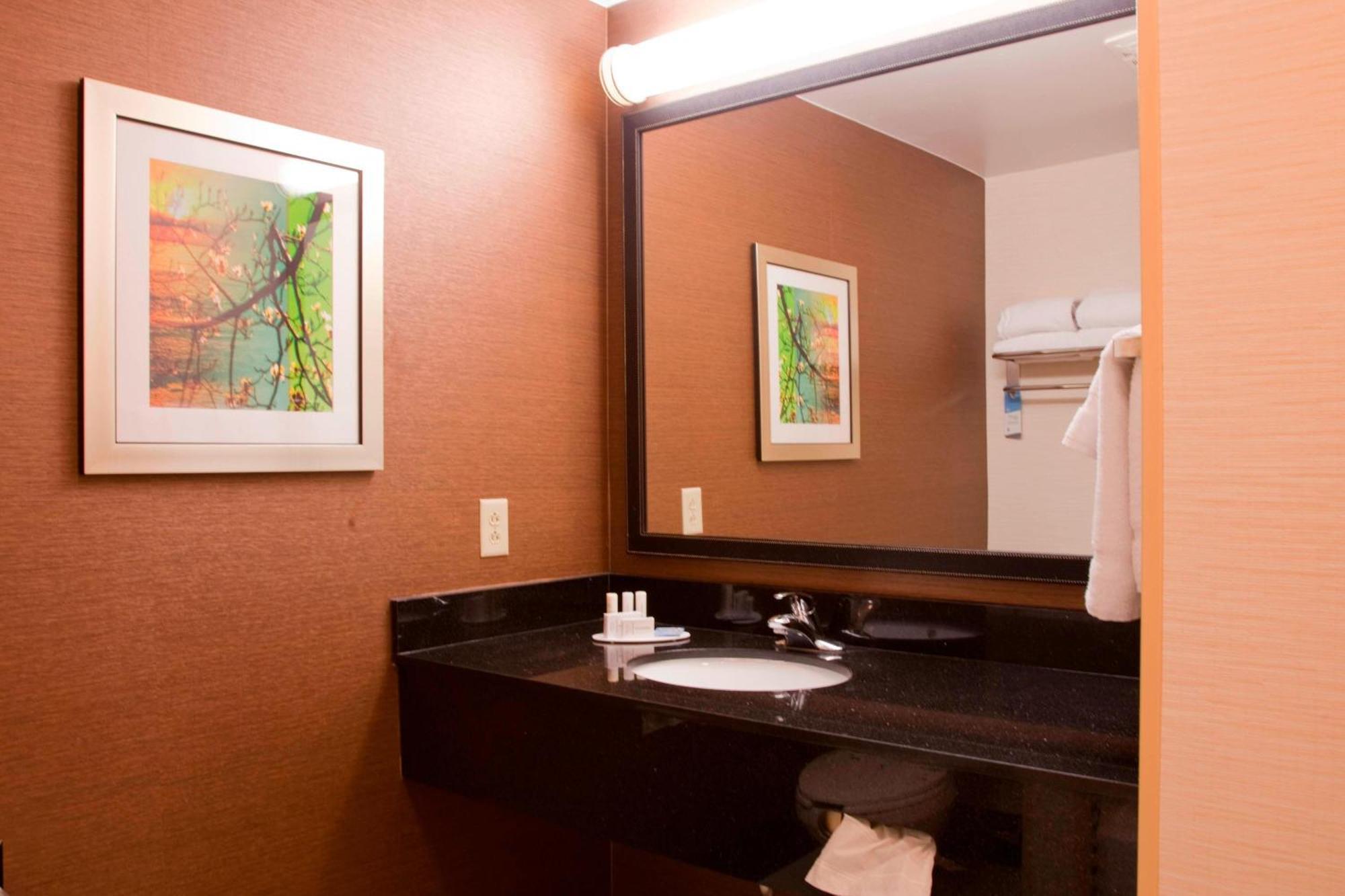 Fairfield Inn & Suites Бедфорд Екстер'єр фото